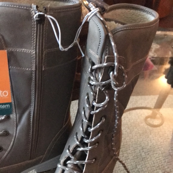 Bnwt snow boot size 8 - Picture 5 of 9